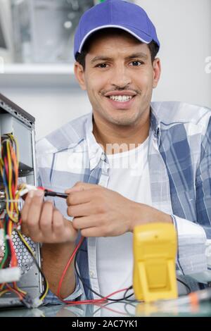 Ein Techniker bei der Spannungsmessung Stockfoto