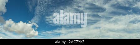 Panoramablick. Malerische Skyscape mit flauschigen Cirrus und Cumulus Wolken in der Atmosphäre. Licht spindrift Wolken hoch in den blauen Himmel. Verschiedene cloud Stockfoto