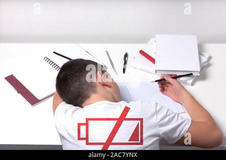 Gelangweilt und müde Junge Hausaufgaben auf weißem Schreibtisch in seinem Zimmer. Schüler Probleme Konzept. ISo Stockfoto