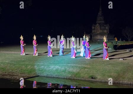 Ton- und Licht Show im Wat Sa Sri, Sukhothai Historical Park, Sukhothai, Thailand Stockfoto