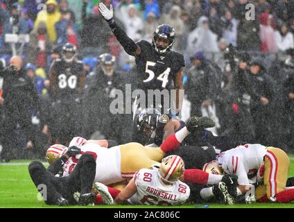 Baltimore, USA. 01 Dez, 2019. Baltimore Ravens linebacker Tyus Bowser (54) signalisiert einen Fumble Umsatz durch die San Francisco 49ers in der ersten Jahreshälfte ein NFL Spiel bei M&T Bank Stadium in Baltimore, Maryland, Sonntag, 1. Dezember 2019. Foto von David Tulis/UPI Quelle: UPI/Alamy leben Nachrichten Stockfoto