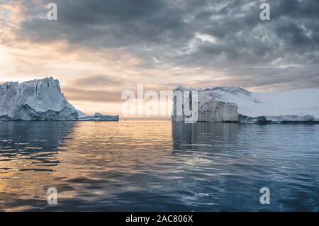 Sonnigen Tag in der Antarktis. Voller Ruhe und Besinnung der Eisberge im tiefen Wasser. Anreise mit dem Schiff unter den Ices. Schnee und Eis der Antarcti Stockfoto