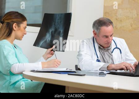 Portrait von Practitioner Prüfung Becken- Xray Stockfoto