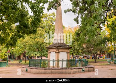 Santa Fe, New Mexico - Oktober 4, 2019: Santa Fe Plaza ist ein zentraler Platz und touristische Attraktion. Es wird auch als das "Herz der Santa Fe" bekannt Stockfoto