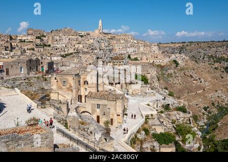 Blick über Sasso Caveoso zum Turm der Kathedrale aus der höchste Punkt in der Sassi von Matera, Basilikata, Süditalien Stockfoto