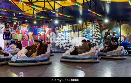 PARIS, Frankreich, 30. NOVEMBER 2019: Menschen mit Fahrspaß Autoscooter in der Weihnachtsmarkt auf den Jardin des Tuileries in Paris. Stockfoto