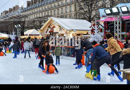 PARIS, Frankreich, 30. NOVEMBER 2019: Menschen Spaß auf eine Eislaufbahn in der Weihnachtsmarkt auf den Jardin des Tuileries. Stockfoto