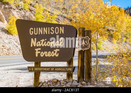 Gunnison, CO - Oktober 3, 2019: Gunnison National Forest Willkommen Zeichen entlang der Straße im Herbst Stockfoto