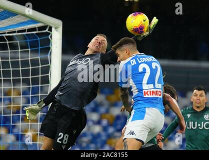 Von Bologna polnische Torhüter Lukasz Skorupski (L) macht eine gegen Neapel italienische Verteidiger Giovanni Di Lorenzo während der italienischen Serie A Fußballspiel SSC Neapel FC Bologna 1909 vs. Bologna gewann 2-1. Stockfoto