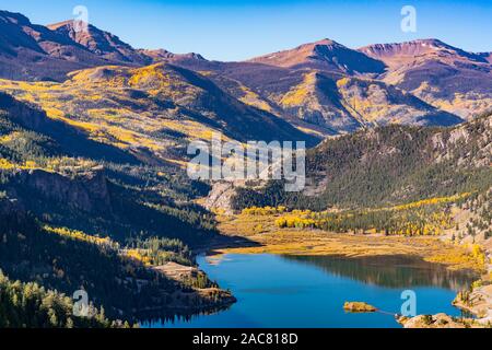 Luftaufnahme von See San Cristobal in den Rocky Mountains von Colorado im Herbst Stockfoto