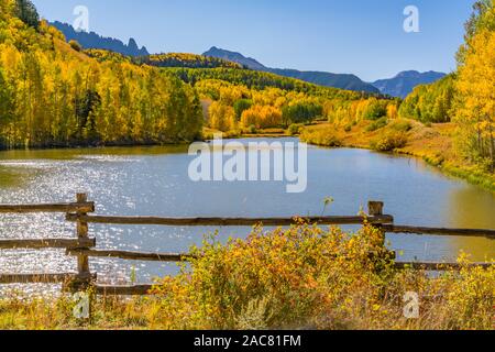 Brillante fallen Aspen Bäume auf Cushman See in den San Juan Mountains in Colorado Stockfoto