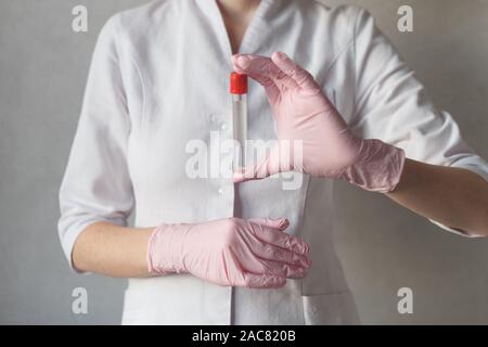 Krankenschwester hält Rohre zur Blutprobe. Nahaufnahme Stockfoto