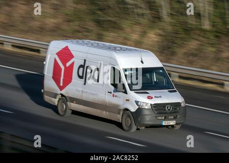 Verschwommene bewegte DPD Parcel Delivery van an Geschwindigkeit auf der M61 Autobahn langsam Kamera Verschlusszeit Bewegungen des Fahrzeugs Reisen Stockfoto