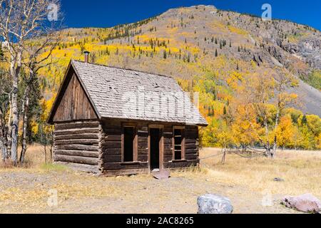 Alten, verlassenen Hütte in Capitol City, Colorado entlang des Lake Loop Trail in den San Juan Mountains Stockfoto