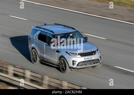 Verschwommen fahrendes Auto 2019 Land Rover Discovery Hse Sdv 6 Auto bei hoher Geschwindigkeit auf der Autobahn M61 langsam Kamera Verschlusszeit Bewegungen des Fahrzeugs Reisen Stockfoto