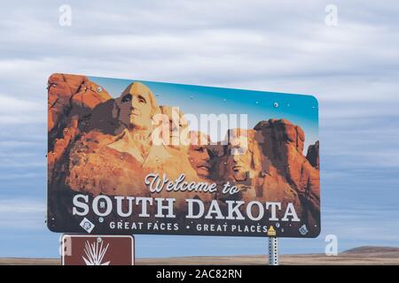 South Dakota, USA - 25. September 2019: Willkommen in South Dakota Zeichen entlang der Autobahn auf der Grenze Stockfoto