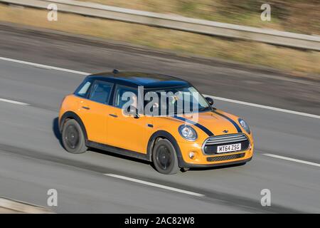 Verschwommen fahrendes Auto 2014 MINI Cooper bei der Geschwindigkeit auf der M61 Autobahn langsam Kamera Verschlusszeit Bewegungen des Fahrzeugs Reisen Stockfoto