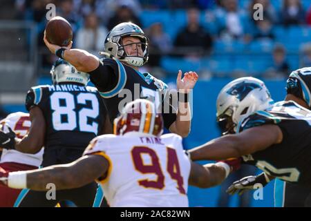 Charlotte, NC, USA. 1. Dez, 2019. Carolina Panthers Quarterback Kyle Allen (7) throws in der NFL matchup an der Bank von Amerika Stadium in Charlotte, NC. (Scott Kinser/Cal Sport Media). Credit: Csm/Alamy leben Nachrichten Stockfoto