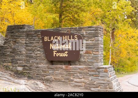 Keystone, SD - 25. September 2019: Black Hills National Forest Eingangsschild entlang der Straße Stockfoto