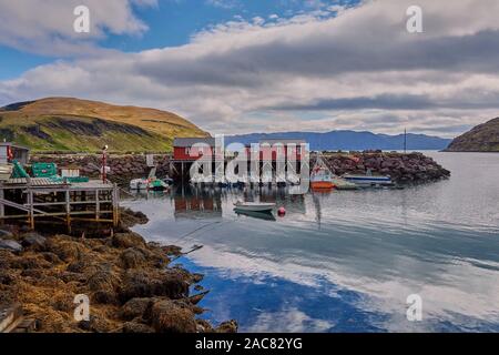 Kamoyvaer ist ein Fischerdorf in der Gemeinde Nordkapp in Norwegen. Das Dorf liegt entlang der Kamoyfjorden auf der Ostseite der Insel Stockfoto