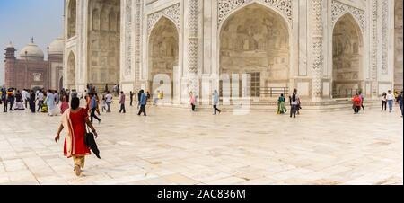 Panorama von Menschen im Taj Mahal in Agra, Indien Stockfoto