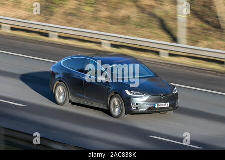 Verschwommen fahrendes Auto 2018 TESLA Modell X75D bei der Geschwindigkeit auf der M61 Autobahn langsam Kamera Verschlusszeit Bewegungen des Fahrzeugs Reisen Stockfoto