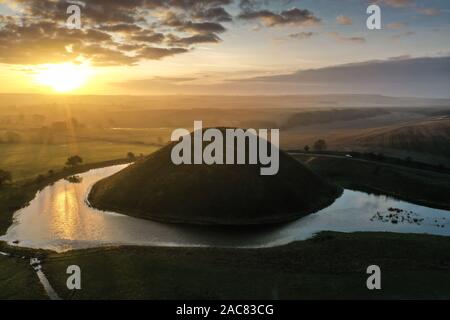 Silbury Hill, Nr Avebury, Wiltshire, UK. 30. November 2019. Sunrise drone Bilder der alten künstlichen Erdhügel Silbury Hill in Wiltshire fast Co Stockfoto