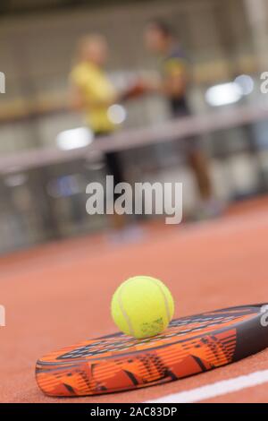 Close-up Paddle Tennis Bälle auf blauem Rasen im Hof Stockfoto