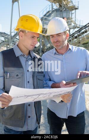 Zwei Arbeiter werden im Freien Stockfoto