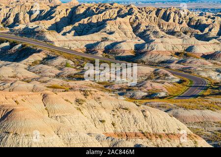 Kurvenreiche Straße durch die Badlands National Park in South Dakota Stockfoto