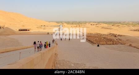 Luxor, Ägypten - 16. April 2019: Touristen auf der Treppe der Totentempel der Hatschepsut Stockfoto