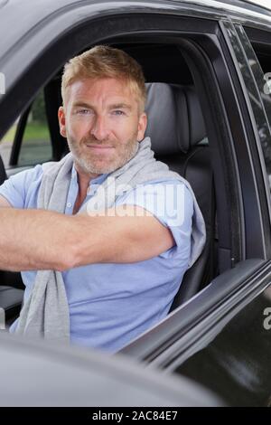 Private Fahrer im Auto warten auf Client Stockfoto