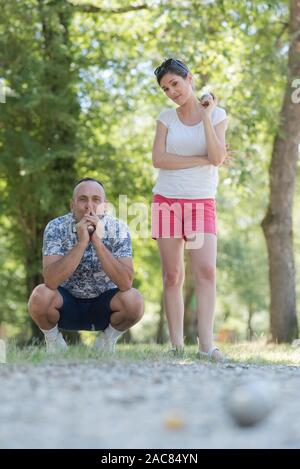 Ein paar Spielen der Petanque Stockfoto