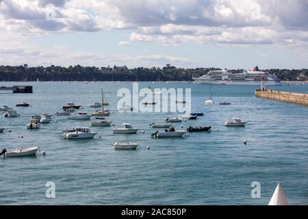 St. Malo, Frankreich - 14. September 2018: Yachten und Boote im Hafen von Saint-Malo, Bretagne, Frankreich günstig Stockfoto