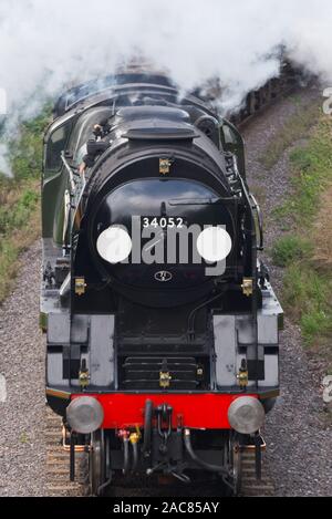 Battle of Britain Class Dampflok 34046 Braunton lief 2018 als 34052 Lord Dowding auf der West Somerset Railway an der Leigh Bridge Stockfoto