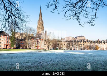 Bruntsfield Links, Edinburgh im Winter, mit Edinburgh Castle in der Ferne und Barclay Viewforth Kirche auf der linken Seite, Schottland, Großbritannien Stockfoto