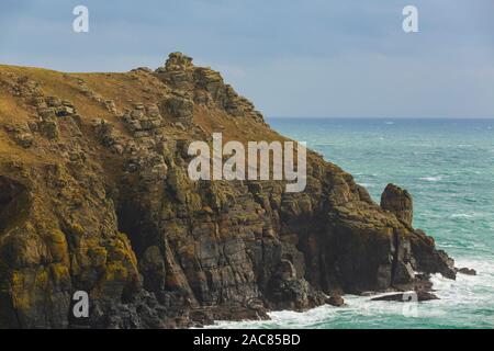 Wellen in den Pen Olver Landspitze an Housel Bay auf die Eidechse, die Küste von Cornwall Stockfoto