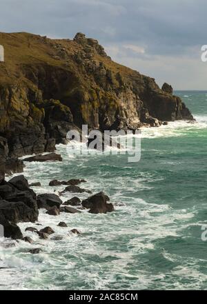 Wellen an Housel Bay auf die Eidechse, die Küste von Cornwall Stockfoto