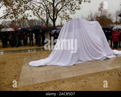Die erste monumentale Skulptur des Bildhauers Franck Ayroles 'Les Demoiselles de la Brèche" wurde in Niort eröffnet eine große Volksmenge kamen, um ihn zu bewundern. Stockfoto
