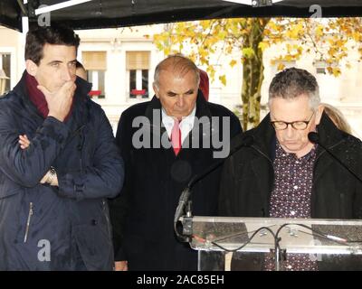 Die erste monumentale Skulptur des Bildhauers Franck Ayroles 'Les Demoiselles de la Brèche" wurde in Niort eröffnet eine große Volksmenge kamen, um ihn zu bewundern. Stockfoto