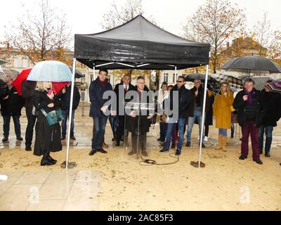 Die erste monumentale Skulptur des Bildhauers Franck Ayroles 'Les Demoiselles de la Brèche" wurde in Niort eröffnet eine große Volksmenge kamen, um ihn zu bewundern. Stockfoto