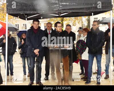 Die erste monumentale Skulptur des Bildhauers Franck Ayroles 'Les Demoiselles de la Brèche" wurde in Niort eröffnet eine große Volksmenge kamen, um ihn zu bewundern. Stockfoto