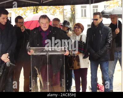 Die erste monumentale Skulptur des Bildhauers Franck Ayroles 'Les Demoiselles de la Brèche" wurde in Niort eröffnet eine große Volksmenge kamen, um ihn zu bewundern. Stockfoto