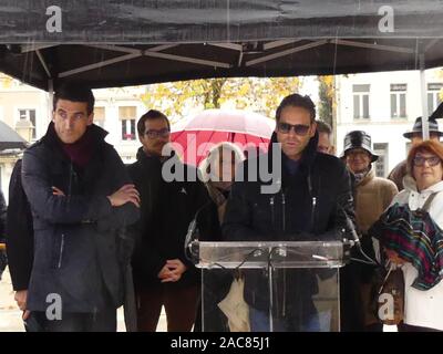 Die erste monumentale Skulptur des Bildhauers Franck Ayroles 'Les Demoiselles de la Brèche" wurde in Niort eröffnet eine große Volksmenge kamen, um ihn zu bewundern. Stockfoto