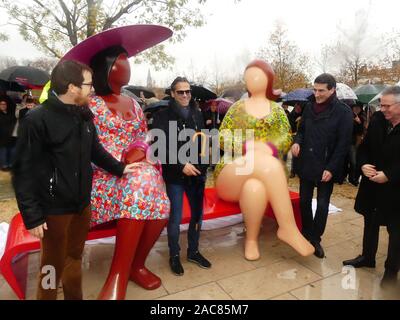 Die erste monumentale Skulptur des Bildhauers Franck Ayroles 'Les Demoiselles de la Brèche" wurde in Niort eröffnet eine große Volksmenge kamen, um ihn zu bewundern. Stockfoto