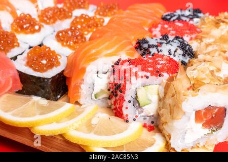 Getrockneter Thunfisch panade Rollen mit verschiedenen Füllungen. Close-up. Stockfoto