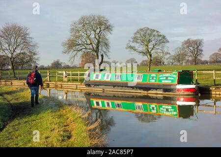 Mann auf dem Leinpfad des Trent und Mersey Canal im Winter mit 15-04 günstig für den Tag am Ritten Heide Cheshire Stockfoto