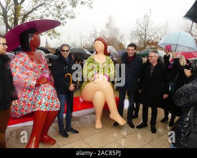 Die erste monumentale Skulptur des Bildhauers Franck Ayroles 'Les Demoiselles de la Brèche" wurde in Niort eröffnet eine große Volksmenge kamen, um ihn zu bewundern. Stockfoto