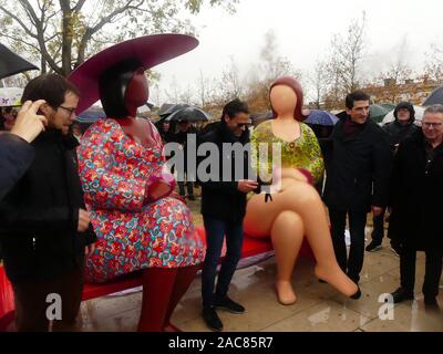 Die erste monumentale Skulptur des Bildhauers Franck Ayroles 'Les Demoiselles de la Brèche" wurde in Niort eröffnet eine große Volksmenge kamen, um ihn zu bewundern. Stockfoto