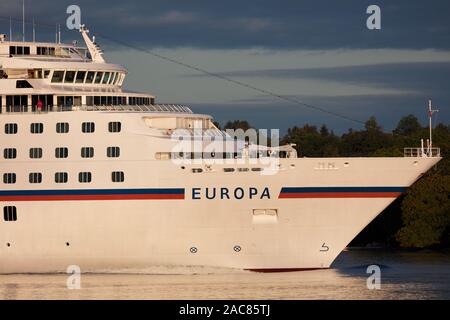 Europa Kreuzfahrtschiff verlässt, Stockholm, Schweden, der an einem sonnigen Morgen Stockfoto